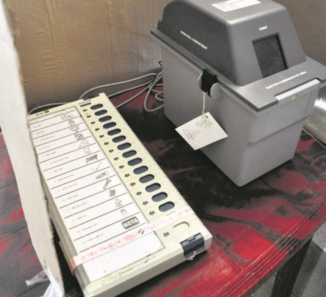 Wardha; forgotten at an EVM machine center after polling | वर्धा; ग्रामपंचायत निवडणुकीच्या मतदानानंतर एक ईव्हीएम मशीन केंद्रातच विसरले