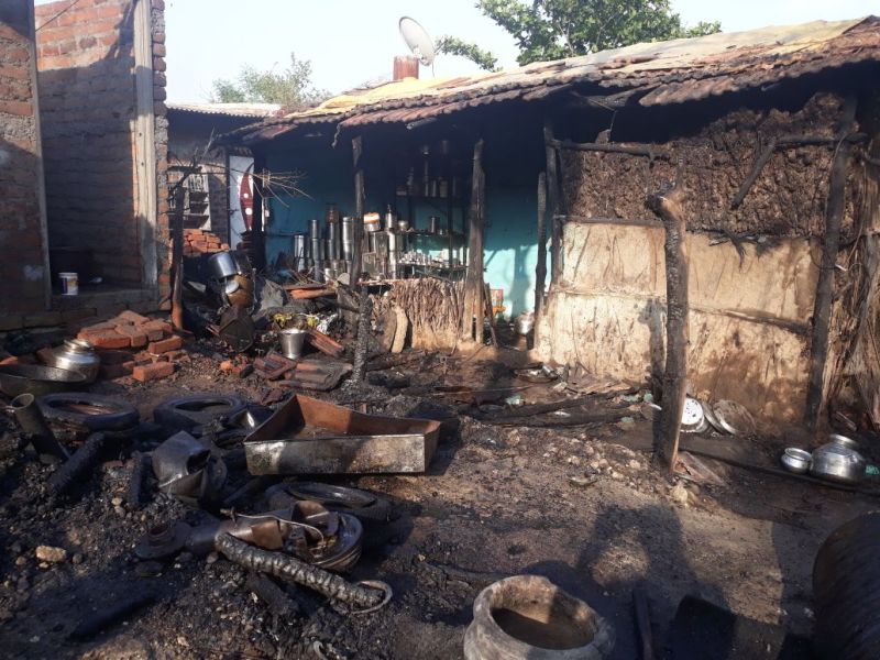 Fire burn out 9 houses in Wardha district | वर्धा जिल्ह्यातील समुद्रपुरात आग लागून ९ घरांची राखरांगोळी