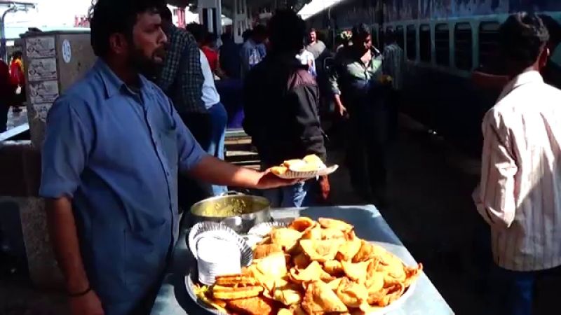 Passengers roaming for food at Nagpur railway station | नागपूर रेल्वे स्थानकावर खाद्य पदार्थासाठी प्रवाशांची धावपळ