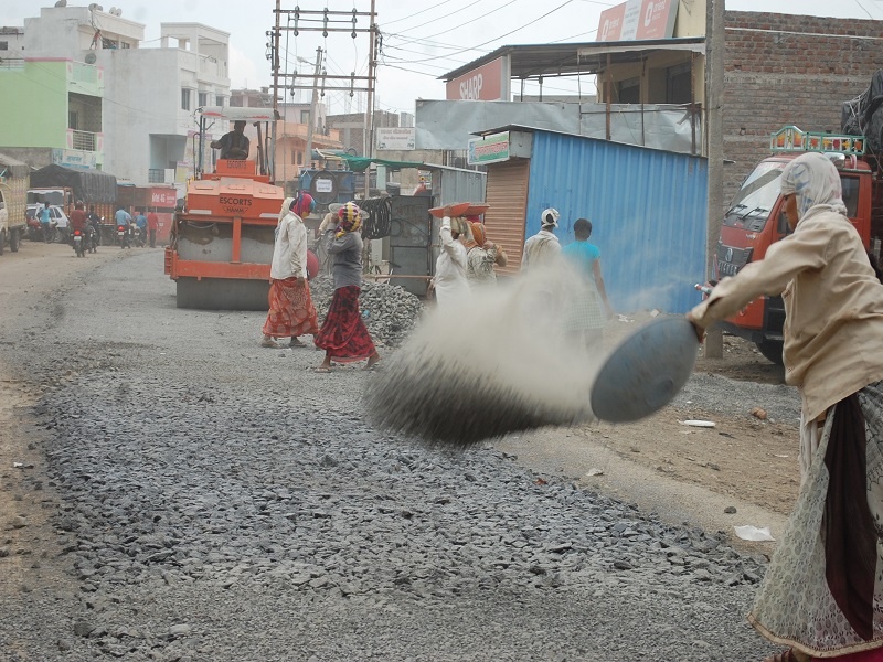 Finally, the work of Waluj-Kamalapur road started | ...अखेर वाळूज-कमळापूर रस्त्याचे काम सुरु