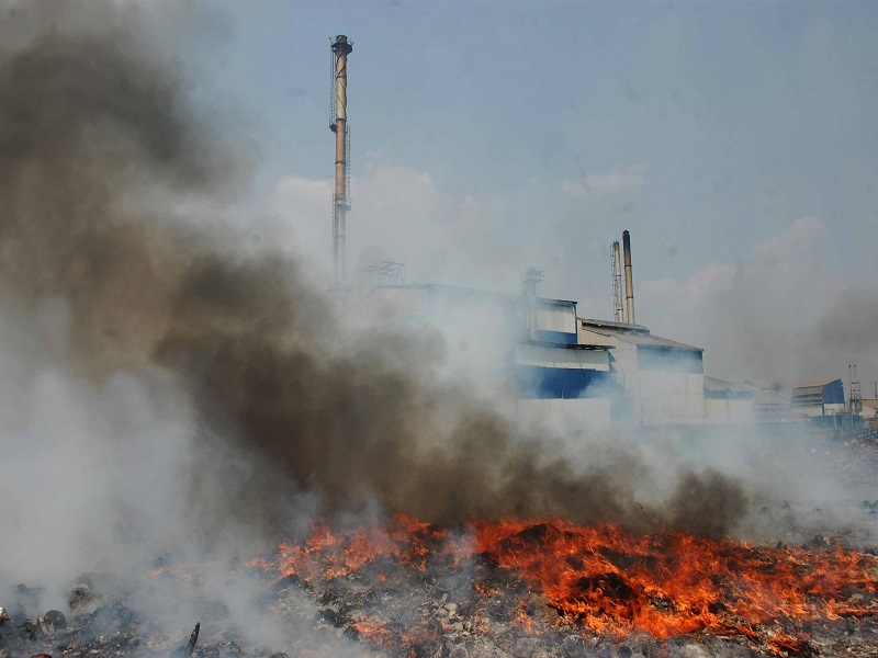 Fire to the dumping ground in the industrial area | उद्योगनगरीतील डम्पिंग ग्राऊंडला आग