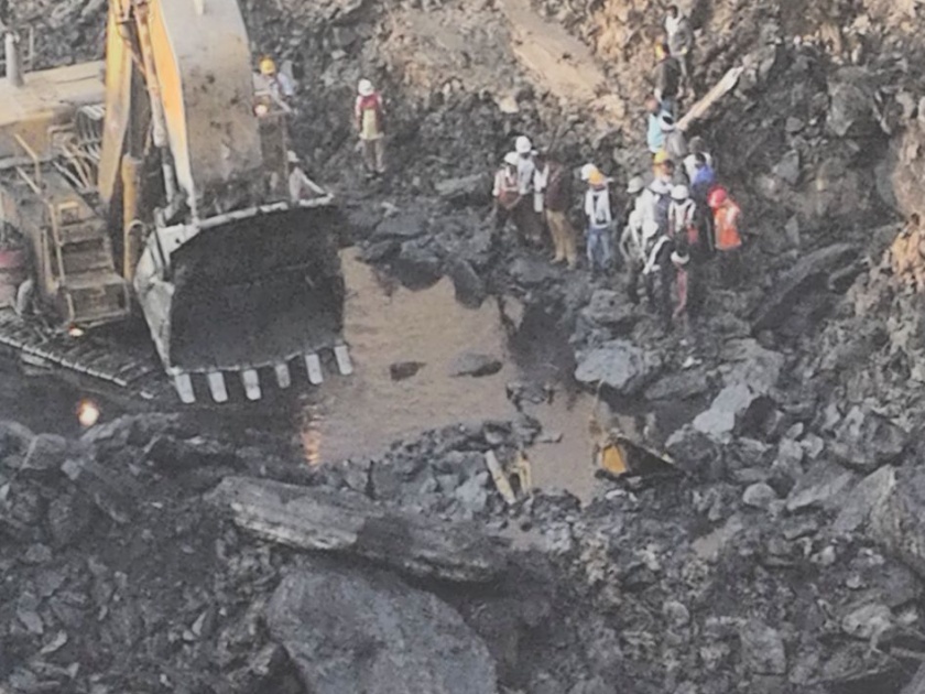 Due to the collapse of coal mine in Chandrapur district, the death of Dodger operator dies | चंद्रपूर जिल्ह्यात खाणीत कोळशाचा ढिगारा खचला, डोजर आॅपरेटरचा दबून मृत्यू