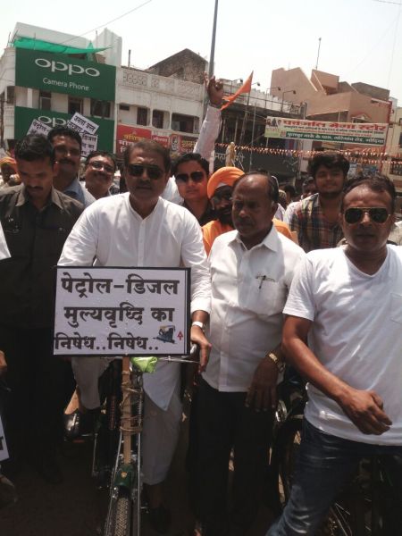 A cycle rally under the leadership of Praful Patel in protest against the price hike in Gondia | गोंदियात दरवाढीच्या निषेधार्थ प्रफुल्ल पटेल यांच्या नेतृत्वात सायकल रॅली