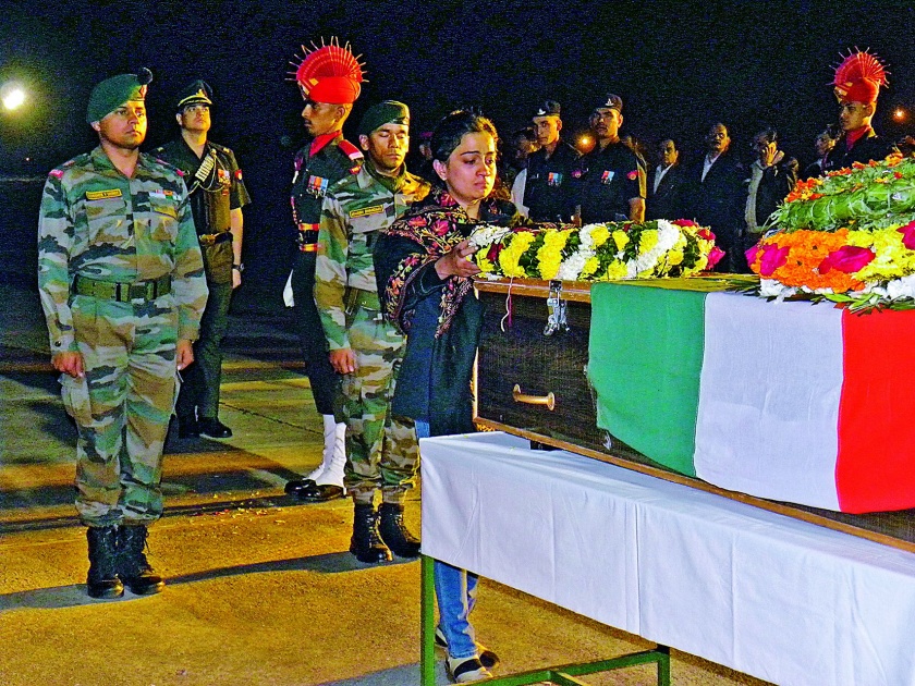Salute to Major Prafulla Moharkar at Air Force Airport | शहीद मेजर प्रफुल्ल मोहरकर यांना वायुसेनेच्या विमानतळावर मानवंदना