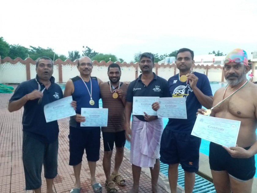 Swami Vivekananda's success in the state-level Masters Swimming Tournament | राज्यस्तरीय मास्टर्स जलतरण स्पर्धेत स्वामी विवेकानंदच्या खेळाडूंचे यश