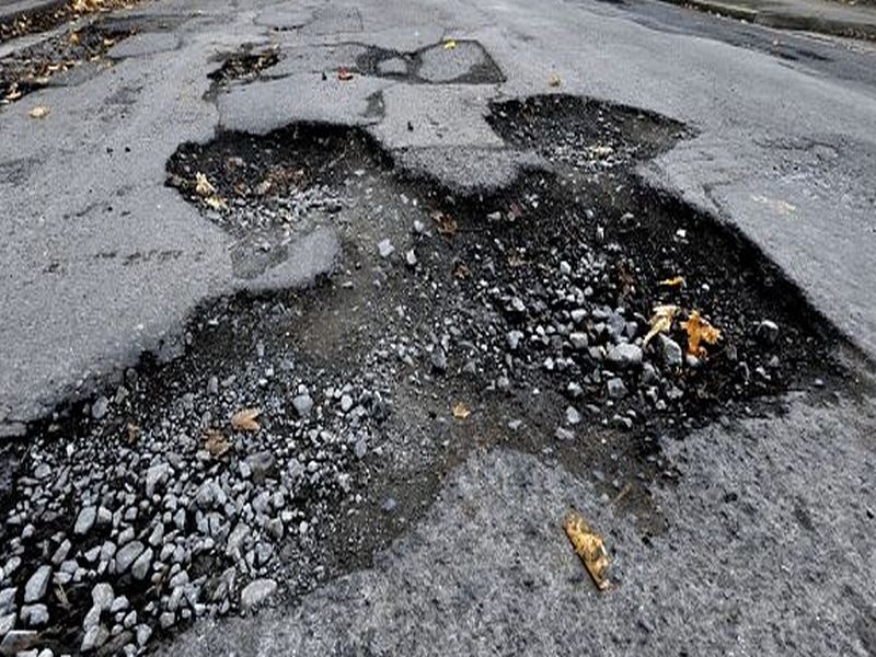 250 Km still in Jalgaon district On the road potholes were like | जळगाव जिल्ह्यात अद्यापही 250 कि.मी. रस्त्यावर खड्डे ‘जैसे थे’