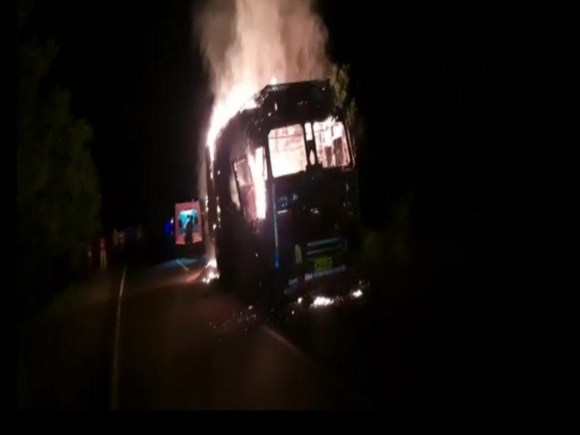 250 quintal of soybean burnt after truck catches fire on Aurangabad-Nagpur highway | औरंगाबाद-नागपूर महामार्गावर ट्रकला भीषण आग; सुदैवाने जिवित हानी टळली