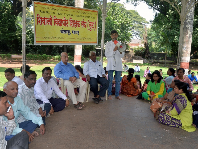 Kolhapur: Composite response to the teachers '' irresponsible workshop '' | कोल्हापूर : प्राध्यापकांच्या ‘बेमुदत कामबंद’ला जिल्ह्यात संमिश्र प्रतिसाद