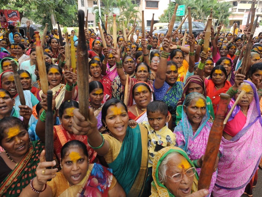 Kolhapur: Violence against the government in the hands of Devadasi, Morcha, intense feelings expressed by the protest | कोल्हापूर : सरकारविरोधात देवदासींनी घेतलं हातात लाटणं, मोर्चा, निदर्शनाद्वारे व्यक्त केल्या भावना