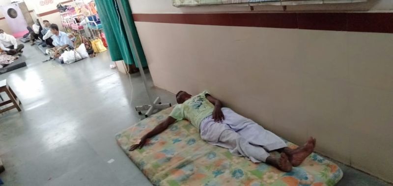In Gondia, due to lack of ward construction, patients have to sleep on the ground | गोंदियात वार्ड बांधकामाअभावी रुग्णांवर जमिनीवर झोपण्याची पाळी