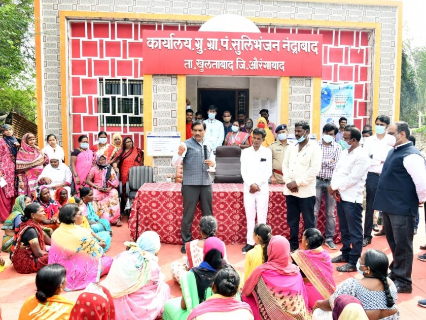 District Collector Sunil Chavhan stays at farmer's house in Galleborgaon; Village visits to increase corona vaccination | जिल्हाधिकाऱ्यांचा गल्लेबोरगावात शेतकऱ्याच्या घरी मुक्काम; लसीकरण वाढविण्यासाठी गावोगावी दौरे