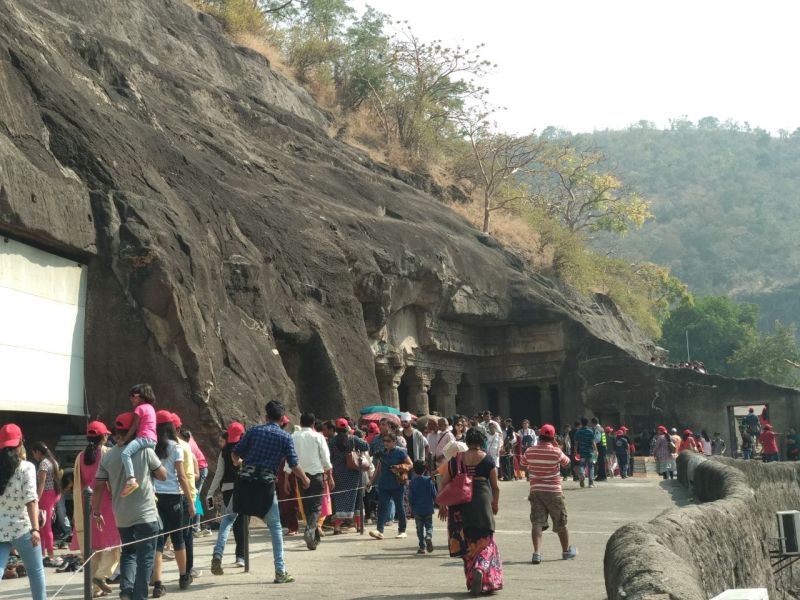 Tourists want to stay in the world famous Ajanta Caves area | जगप्रसिद्ध अजिंठा लेणी परिसरात पार्किंगअभावी पर्यटकांचे हाल