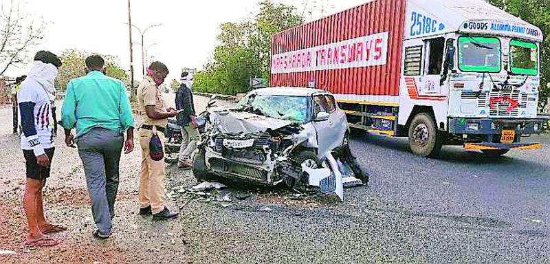 Terrible car-tractor accident | कार-ट्रॅक्टरचा भीषण अपघात