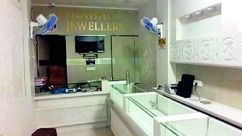 78 lac theft in jewelry shop | परतवाड्यातील सराफा दुकानात ७८ लाखांची लूट