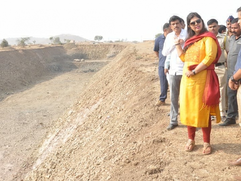 Pankaja Munde inspected Parali-Beed railroad work | परळी-बीड रेल्वेमार्गाच्या कामाची पंकजा मुंडे यांनी केली पाहणी