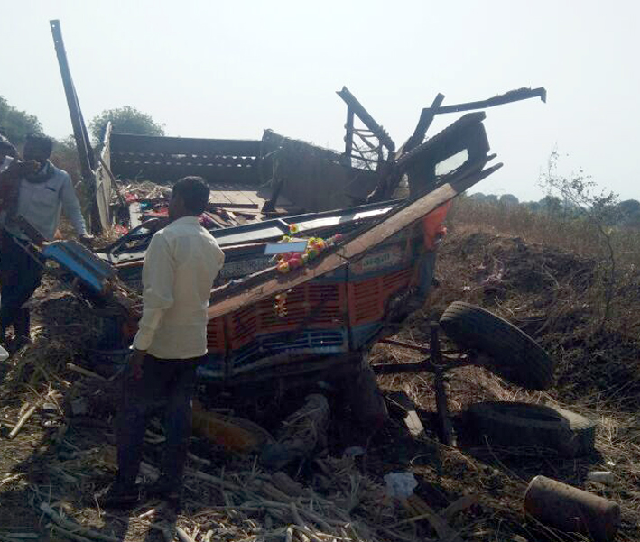 The truck collided with a truck in Guwahari on the Khandavi dam and the driver died | गेवराईजवळ खांडवी फाट्यावर उसाचा ट्रक उलटून चालक ठार