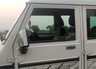 The front of the ginning smashed the glass and removed the trader's 5 lakhs | जिनिंगसमोरील गाडीची काच फोडून व्यापाऱ्याचे ९ लाख लांबवले