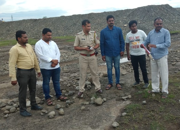 Four crore illegal secondary mineral excavation | चार कोटींचे अवैध गौण खनिज उत्खनन