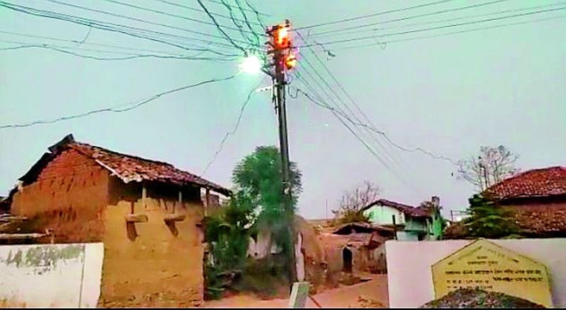 Fire at electricity pole at Chulhad | चुल्हाड येथे वीजेच्या खांबाला आग