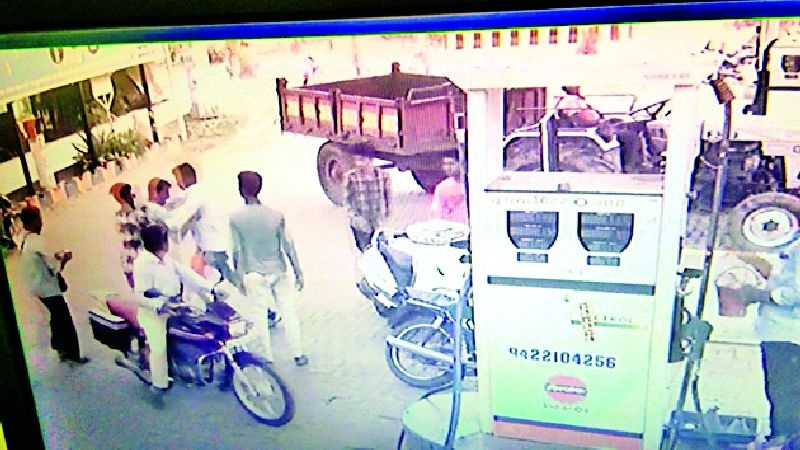 Hit gasoline employees in Tumsar | तुमसरमध्ये पेट्रोलपंप कर्मचाऱ्यांना मारहाण