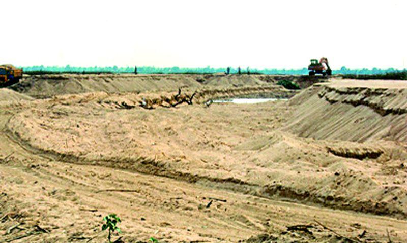 The price of sand skyrocketed due to the closure of the ghat | घाट बंद झाल्याने रेतीचे भाव गगनाला