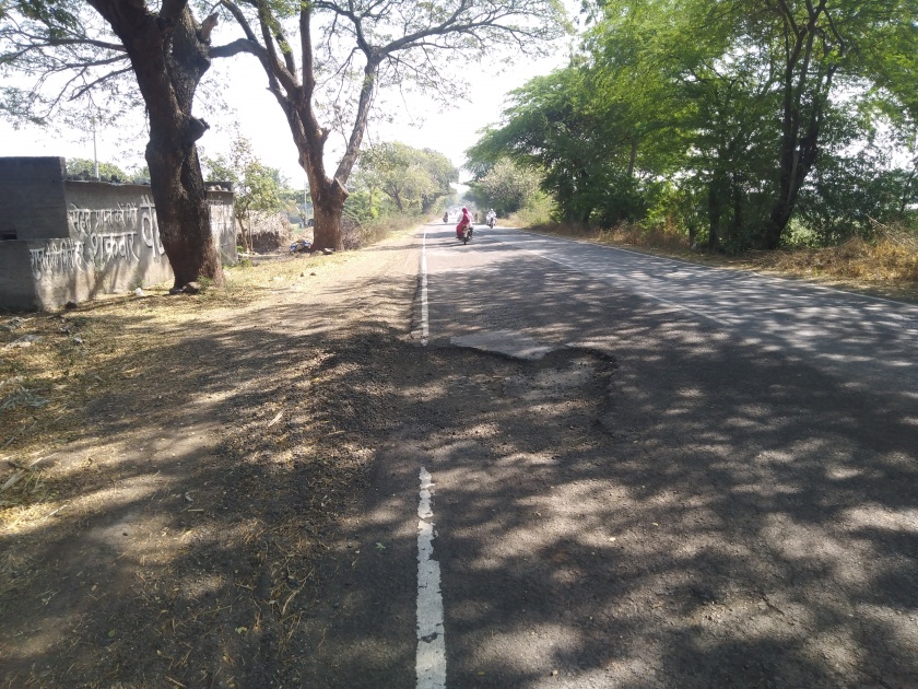 Increase in accidents due to potholes on Satana-Malegaon road | सटाणा-मालेगाव रस्त्यावरील खड्ड्यांमुळे अपघातांत वाढ