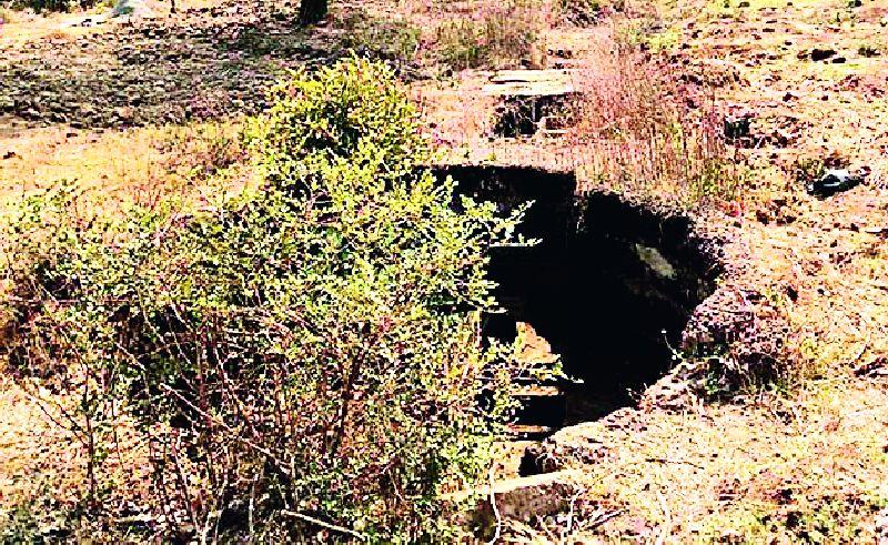 Due to construction, the danger of the existence of the ancient well is in danger | बांधकामामुळे पुरातन विहिरीचे अस्तित्व धोक्यात