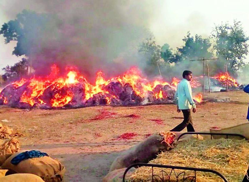Satra fire was burnt in the oven | ओवाळा येथील मिरची सातरा जळून खाक