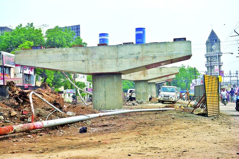 Construction of a bridge in Akola will be halted! | अकोल्यातील उड्डाण पुलाचे बांधकाम रखडणार!