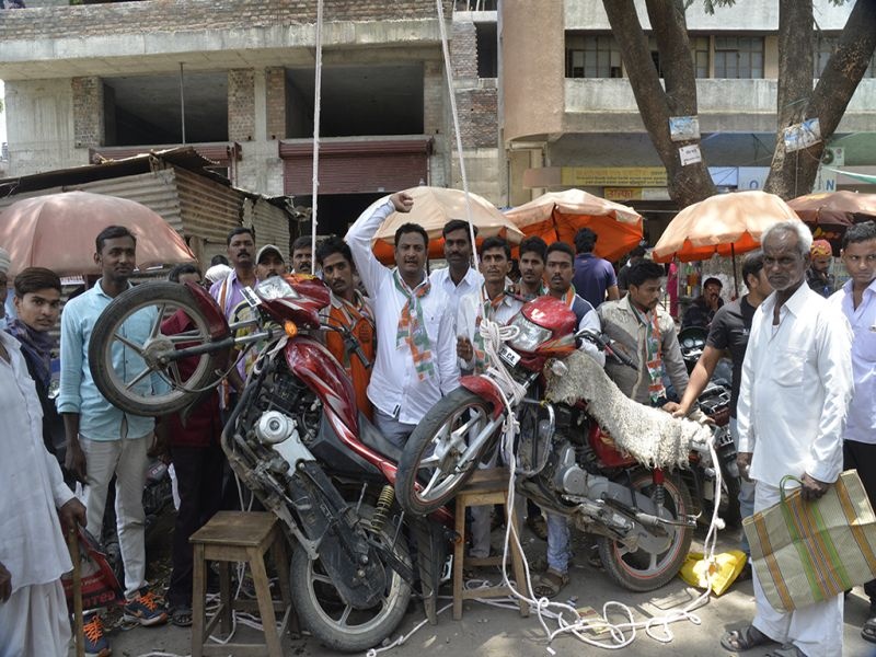 Petrol price hike protests in Jalgaon Congress | जळगावात झाडाला दुचाकी बांधुन पेट्रोल दरवाढीचा निषेध
