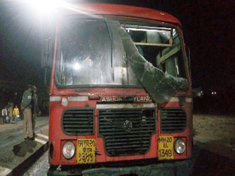 The protest against the Padmavat film was burnt down | पद्मावत चित्रपटास विरोध आमोदेजवळ बस जाळली