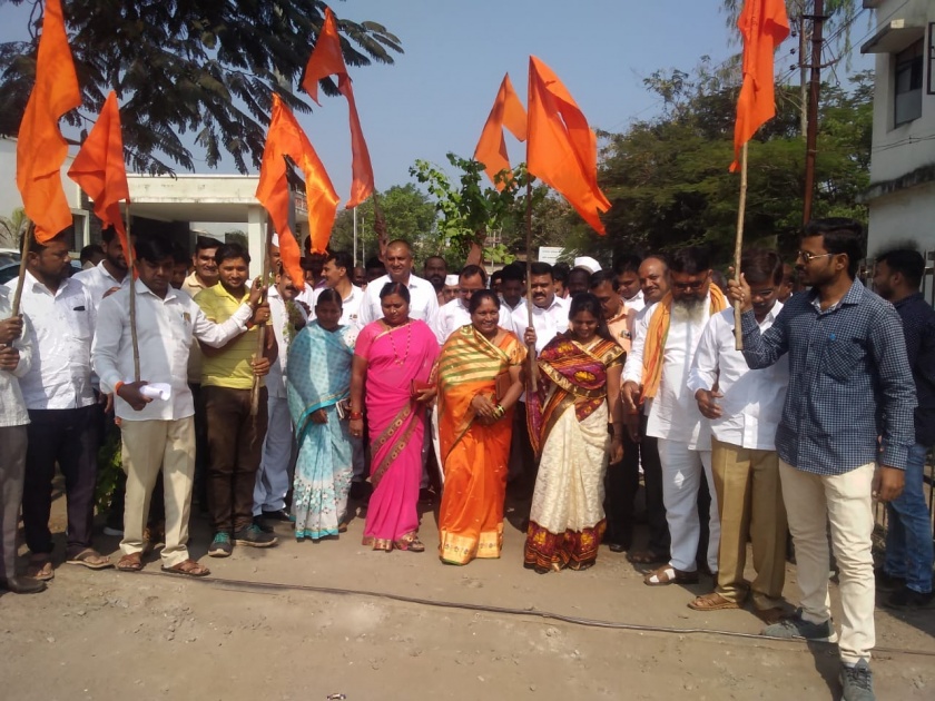 Shiv Sena marches on tahsil for loan waiver of farmers | शेतकऱ्यांच्या कर्जमाफीसाठी शिवसेनेचा तहसीलवर मोर्चा