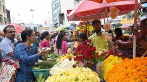 Lasalgaon market resumes after seven months | लासलगावी सात महिन्यांनंतर आठवडे बाजार सुरू