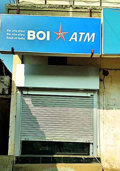 Half of the ATM security in the wind | अर्ध्याअधिक एटीएमची सुरक्षा वाऱ्यावर