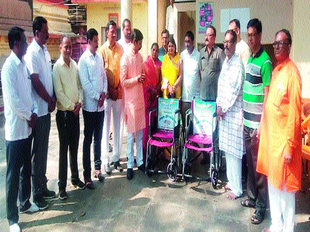 Wheelchair gift for the devotees at Somashwar Temple | सोमेश्वर मंदिराला दिव्यांग भाविकांसाठी व्हीलचेअर भेट