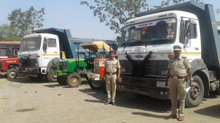 4 trucks carrying sandstorm seized | वाळूची चोरटी वाहतूक करणारे ४ ट्रक पकडले
