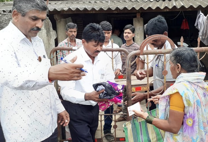 To help flood victims, visit villages and villages | पूरग्रस्तांच्या मदतीसाठी गावा-गावात मदत फेरी