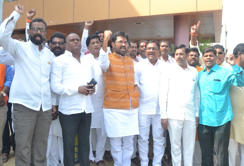Shiv Sena demonstrates for massive compensation ... | भरीव नुकसान भरपाईसाठी शिवसेनेने केली निदर्शने...