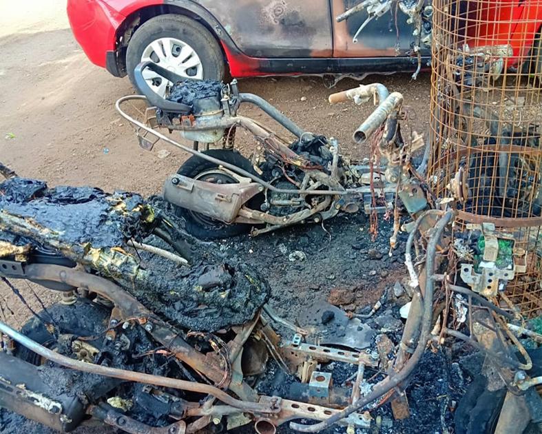 The unknown psychopath burned five vehicles | अज्ञात माथेफिरूने पाच वाहने जाळली