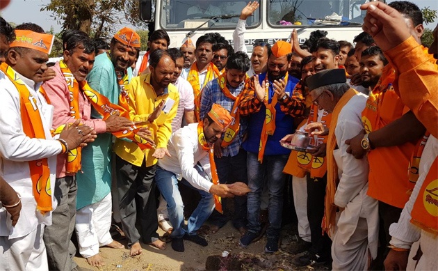 Battle for credit in BJP-Shiv Sena for Paradh to Dhamangaon road | पारध ते धामणगाव रस्त्यावरून भाजप-शिवसेनेत श्रेयाची लढाई