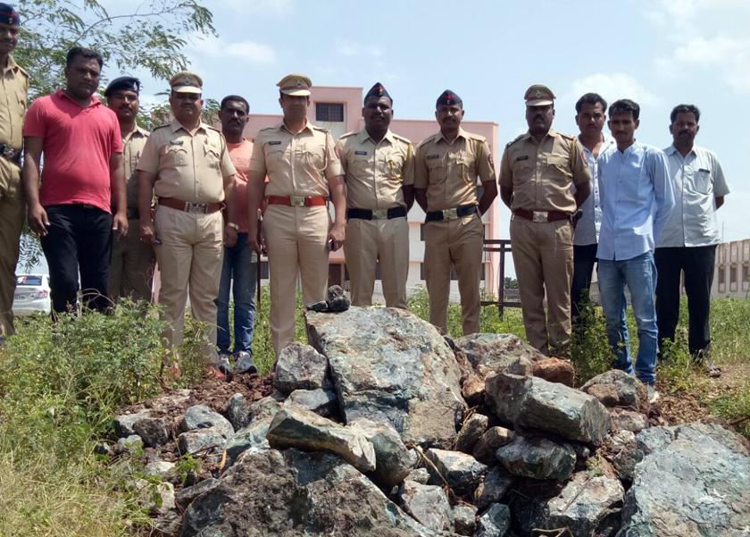 Minerals seized of 16 lakhs | १६ लाखांचे गौण खनिज जप्त