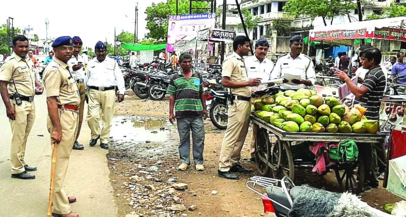 Khamgaon police rush to relieve traffic congestion! | वाहतूक कोंडी सोडविण्यासाठी खामगाव पोलिसांची धावपळ!