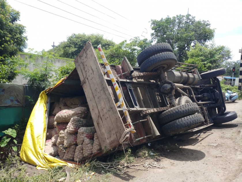 A truck full of onions overturned | कांद्याने भरलेला ट्रक उलटला