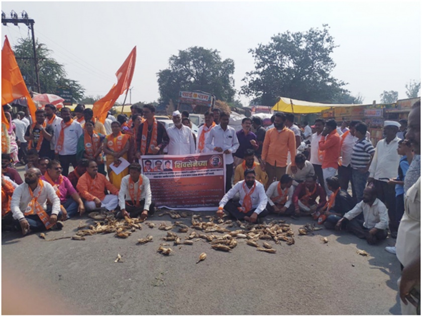  Stop the Shiv Sena's path to the moon | नुकसान भरपाईच्या मागणीसाठी चांदवडला शिवसेनेचा रास्ता रोको