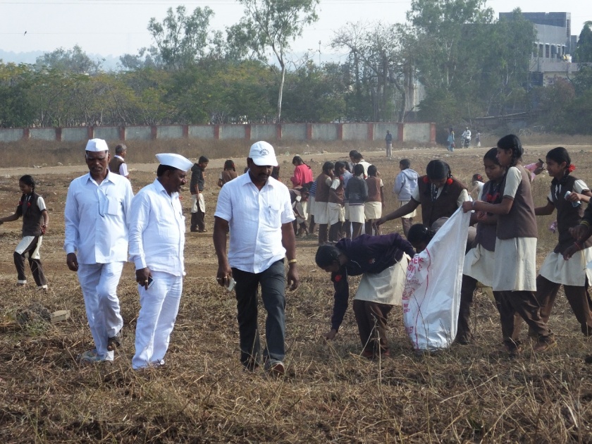 Satara: Nagathana for the elimination of plastic One step ahead of the village panchayat, collected 55 bags of plastic waste from the labor | सातारा : प्लास्टिक निर्मूलनासाठी नागठाणे ग्रामपंचायतीचे एक पाऊल पुढे, श्रमदानातून ५५ पिशव्या प्लास्टिक कचरा गोळा