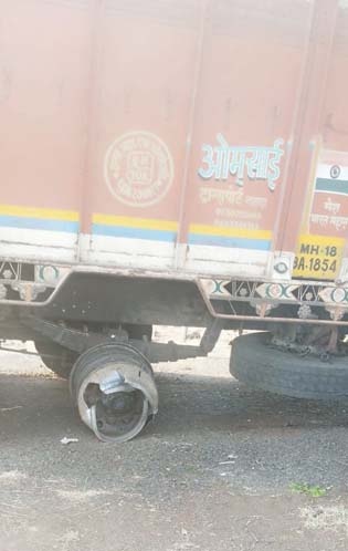 A truck with broken tires entered the colony | फुटलेल्या टायरसह ट्रक घुसला वसाहतीत