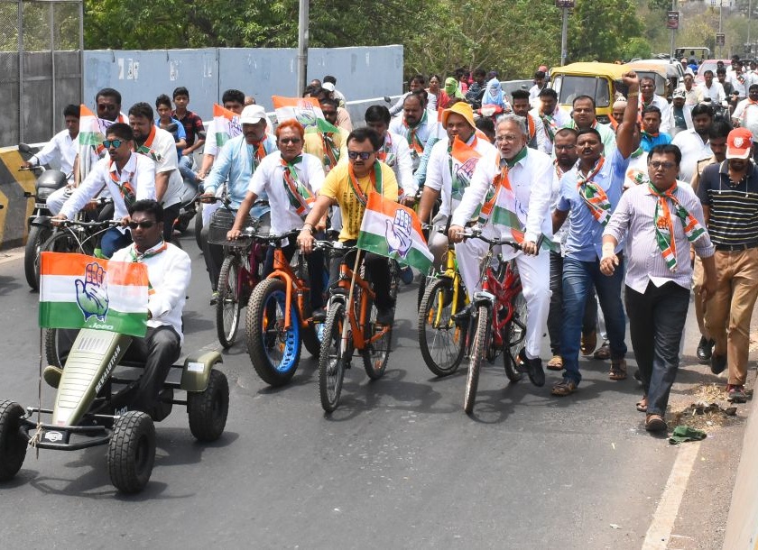 Movement by the Congress in Nandurbar against the fuel price hike | इंधन दरवाढीविरोधात नंदुरबारात काँग्रेसतर्फे आंदोलन