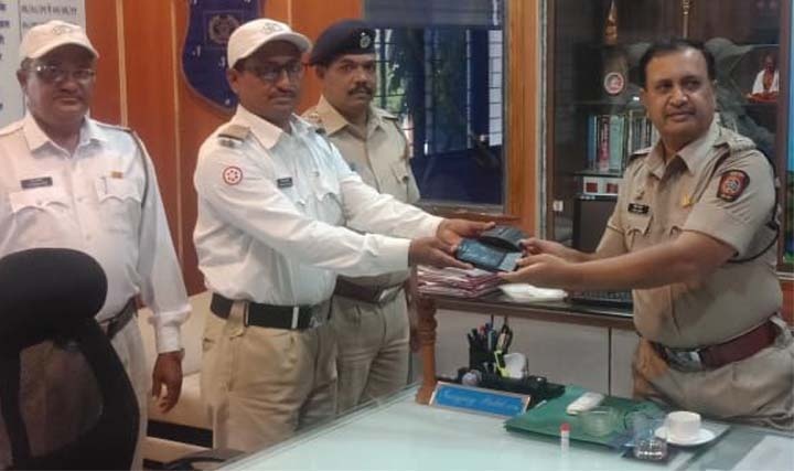 Traffic Police implement e-currency system in Nandurbar | वाहतूक पोलिसांकडून नंदुरबारात ई-चलन प्रणाली कार्यान्वीत