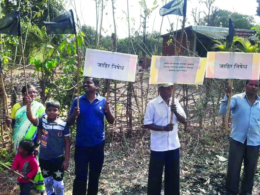 Black flags displayed by angry farmers to MLAs | नाराज शेतकऱ्यांनी आमदारांना दाखवले काळे झेंडे