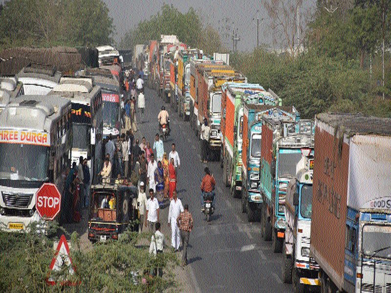 Due to the strange accident of the truck, the highway jammed for six hours | ट्रकच्या विचित्र अपघातामुळे महामार्ग सहा तास ठप्प